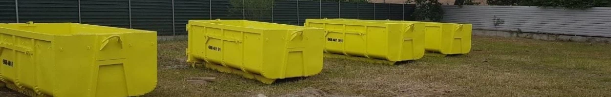 cztery żółte kontenery